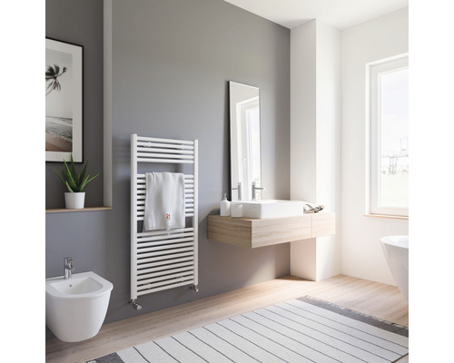Baie cu radiator de prosoape, chiuvetă, oglindă și bideu